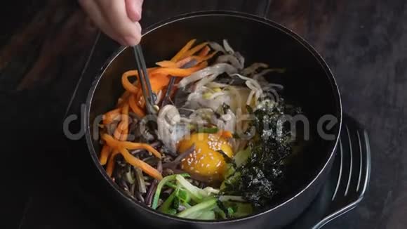 用筷子吃传统的韩国菜肴亚洲正宗美食视频的预览图