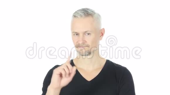 不不允许中年男子挥舞手指白色背景年轻视频的预览图