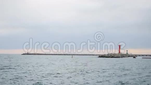 港口入口的灯塔淡蓝色的海洋和信号站视频的预览图