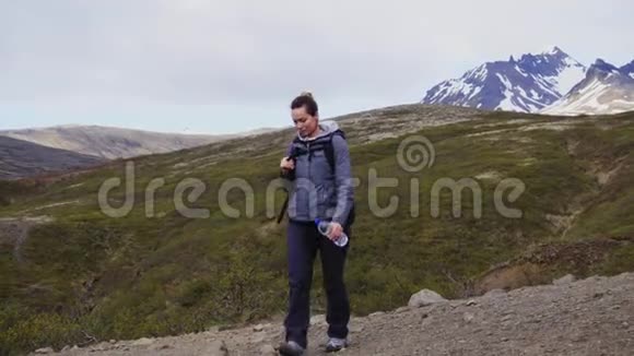 女人在冰岛国家公园徒步旅行视频的预览图