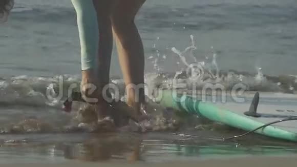 爱好和度假靠近冲浪者在沙滩上的脚视频的预览图