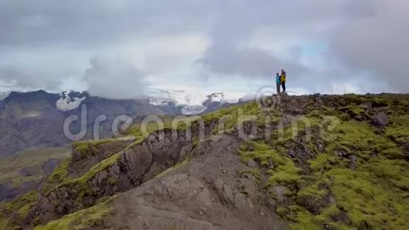 冰岛山顶上的游客视频的预览图