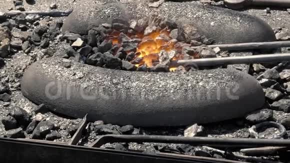 铁匠用弹性炭火视频的预览图