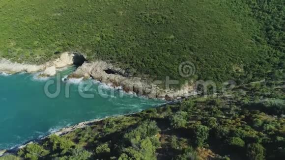 意大利东海岸的白岩和蓝海阿普利亚巴里维斯特亚得里亚海贝尔洞圣费利斯视频的预览图