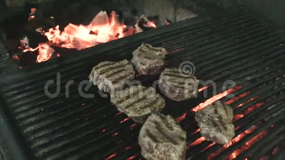 厨师在燃烧烤架上烹制浓汁肋眼牛排视频的预览图