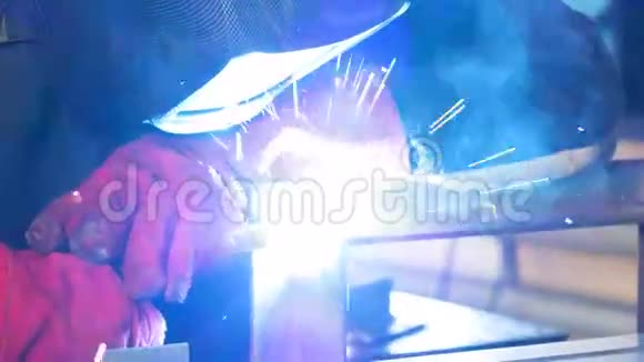 焊工工人操作焊机焊接金属特写镜头视频的预览图