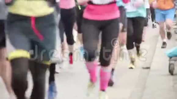 人们在半马拉松赛事上跑步视频的预览图