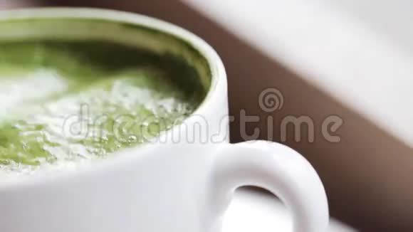 茶匙搅拌抹茶绿茶拿铁杯视频的预览图
