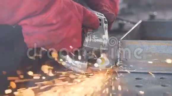 角磨机的火花切割金属飞进镜头动作缓慢视频的预览图