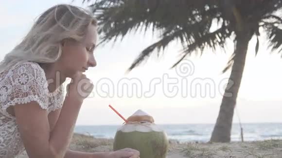 快乐的海滩比基尼女郎放松地喝新鲜的椰子水躺在乐趣的加勒比海度假日光浴中视频的预览图