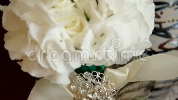 结婚花束带丝带和胸针的白色玫瑰婚礼花束视频的预览图