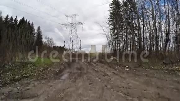 火力发电厂通往发电厂的道路视频的预览图