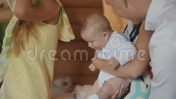 在教堂的洗礼仪式上母亲抱着一个小儿子视频的预览图