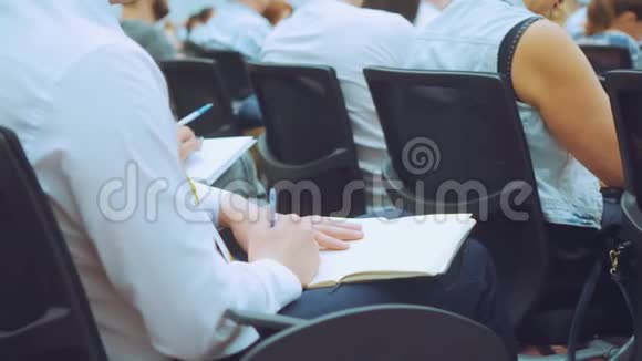 罗斯西亚20062017在一次研讨会上男人用笔在笔记本上写字视频的预览图