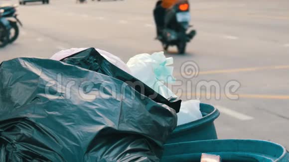 在繁忙的街道上满是堵塞的垃圾桶里面装着塑料袋剩饭剩菜和其他垃圾车和视频的预览图