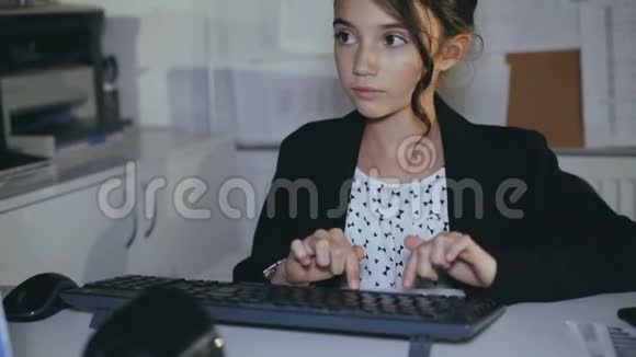 时尚的成功女孩愿意在办公室与PC和平板电脑合作4K视频的预览图