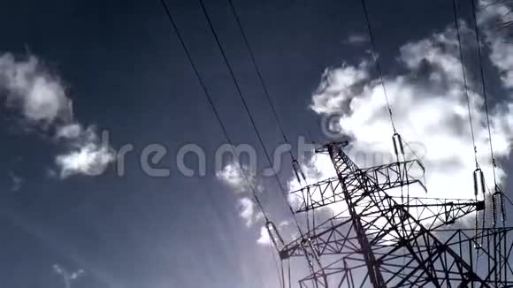 天空中移动的云电线和高压塔时间推移视频的预览图