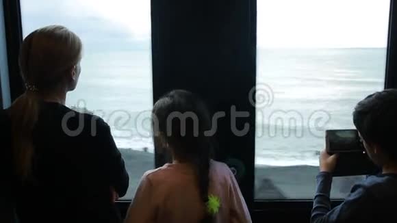 一家人坐火车透过窗户看大海视频的预览图