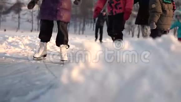 孩子们在冰湖上滑冰视频的预览图