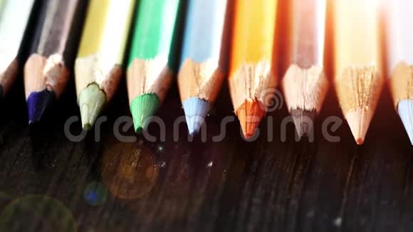在一个木制背景上的多色铅笔明亮的彩色铅笔宏观的大型射击视频的预览图