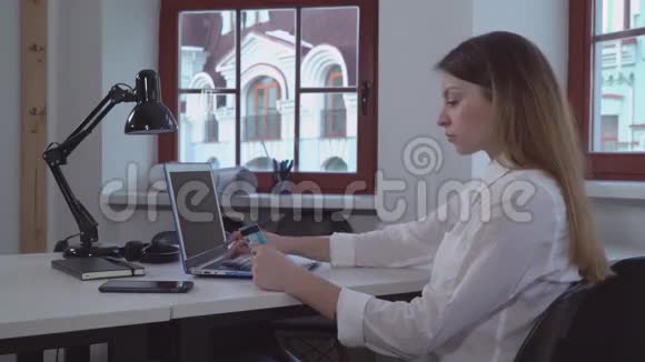 办公室里做网购的女人视频的预览图