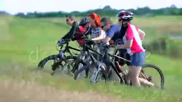 骑自行车的人把自行车推到山上视频的预览图