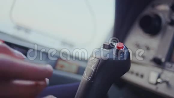 平面操纵杆平面控制面板女子手控飞机操纵杆视频的预览图