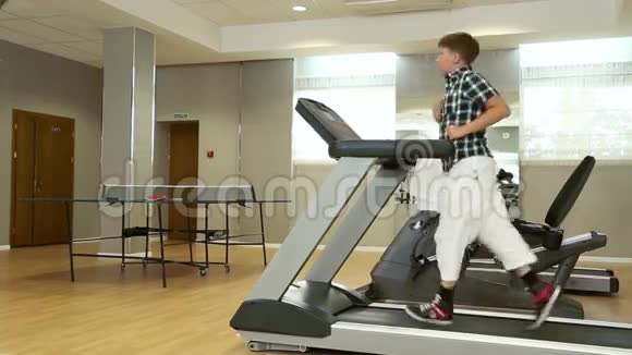 在跑步机上跑步的男孩视频的预览图