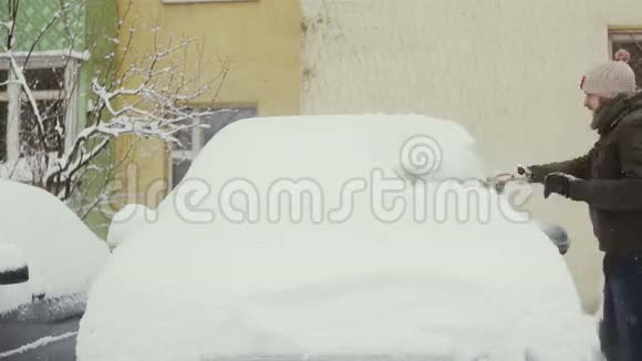 冬天人们在街上清扫车上的积雪前景时间流逝视频的预览图