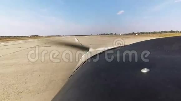 小型螺旋桨飞机正在起飞视频的预览图