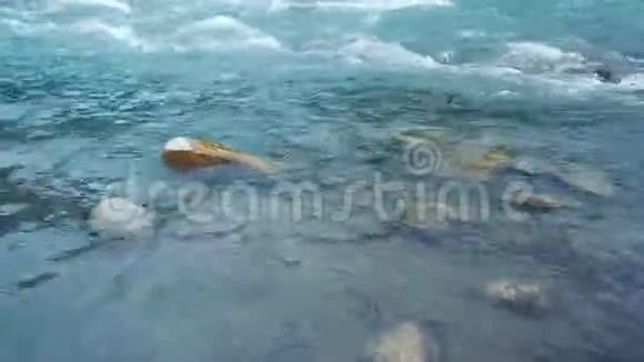 纯净的山河高加索美丽自然的特写水和石头视频的预览图