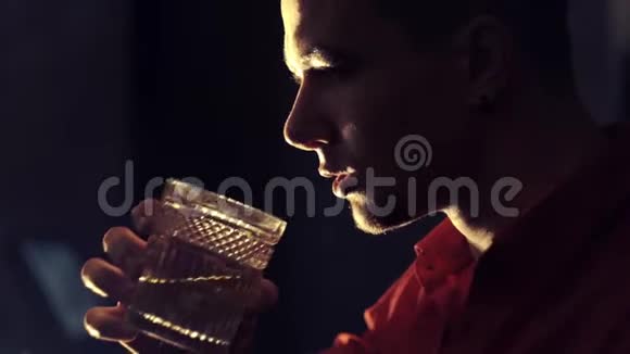 穿红衬衫的人在酒吧喝威士忌视频的预览图