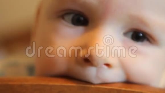 婴儿在床头板上咀嚼视频的预览图