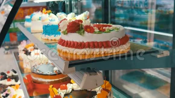 在店面上烤着漂亮的彩色蛋糕装饰的蛋糕卖了糖尿病和不健康食物的问题视频的预览图