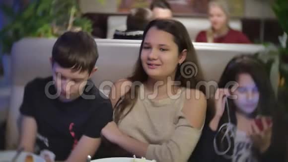 十几岁的朋友正坐在一家咖啡馆里争吵不休说着脏话青少年问题社会问题缓慢视频的预览图