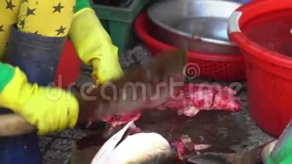 鱼市里的女人女人脱掉新鲜的鱼在街上切鱼当地居民视频的预览图
