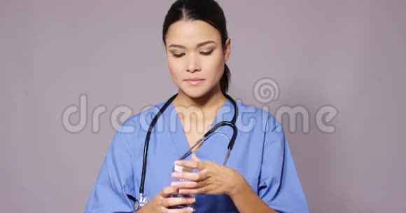 美丽的拉丁女医生带着一堆药丸视频的预览图