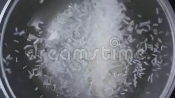 慢白长粒米落入水中视频的预览图