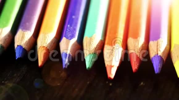 在一个木制背景上的多色铅笔明亮的彩色铅笔宏观的大型射击视频的预览图
