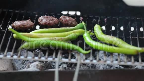 在木炭烧烤架上煮长青椒视频的预览图