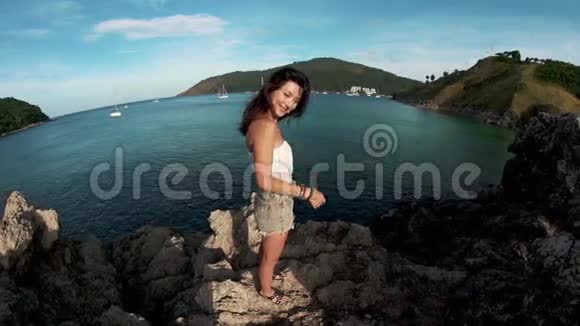 一个女孩牵着一个男人手在悬崖上视频的预览图
