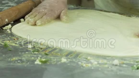 用草药和香料制作奶酪卷的过程视频的预览图