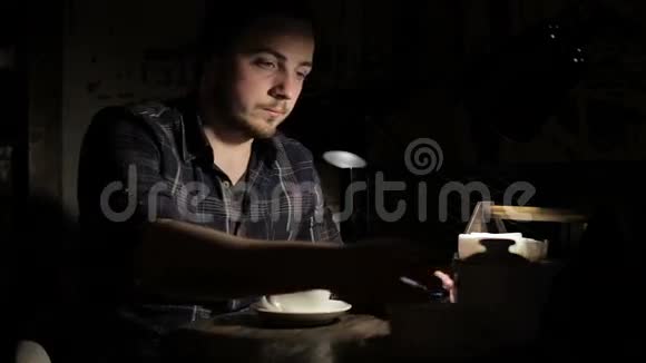 使用智能手机的人在咖啡厅喝茶视频的预览图