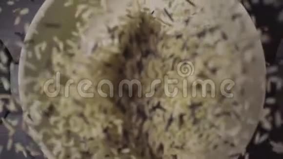白锅里的野米和糙米慢慢视频的预览图