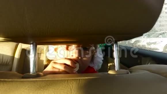 小女孩在车里吃香蕉视频的预览图