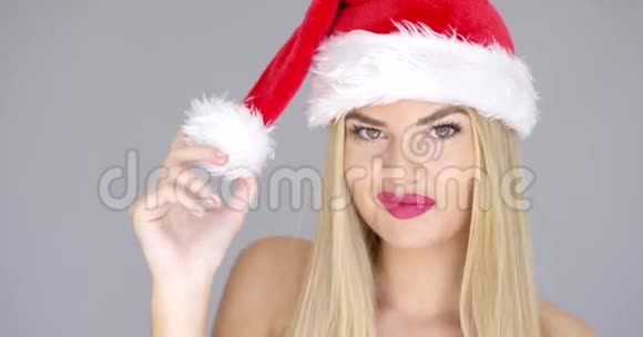 可爱可爱的金发女孩在玩圣诞老人帽子视频的预览图