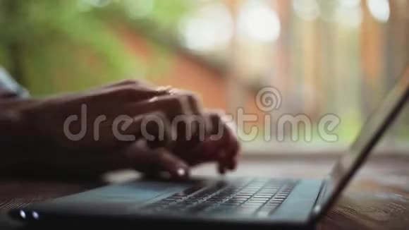 女性手在键盘上视频的预览图