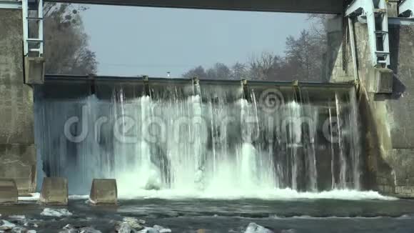 莫拉瓦河上的堰水电站冬季冻水带冰和冰柱雪天蓝欧洲视频的预览图