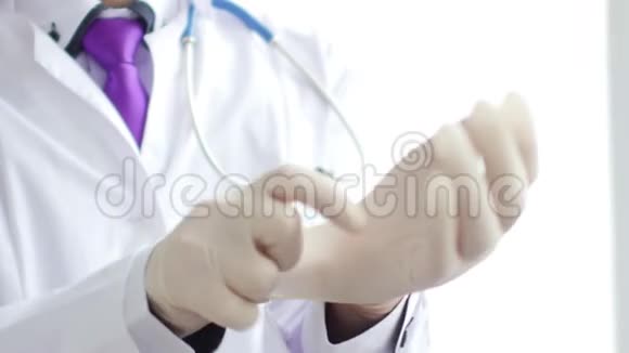 戴橡胶手套的医生超高清视频视频的预览图