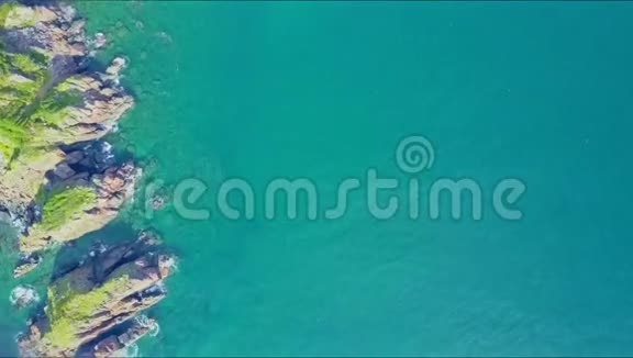 从沿海落基群岛到Azure海洋的飞行摄像机视频的预览图
